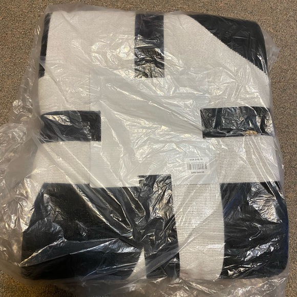 DISNEY Mickey Mouse Icon "LOVE" Tapestry Throw 60” x 72” - Picture 4 of 10